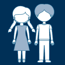 一个男孩和一个女孩站在一起.